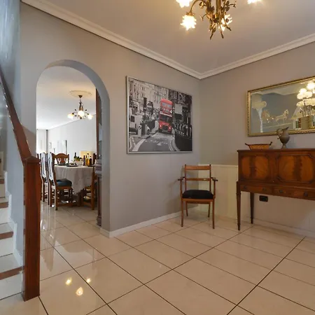 Lovely 6 Bedroom Communal Heated Pool