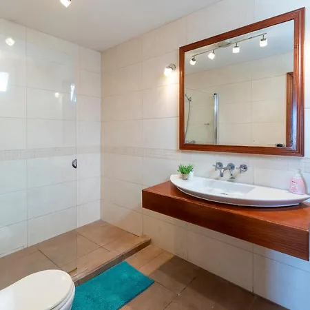 Vila Lovely 6 Bedroom Communal Heated Pool