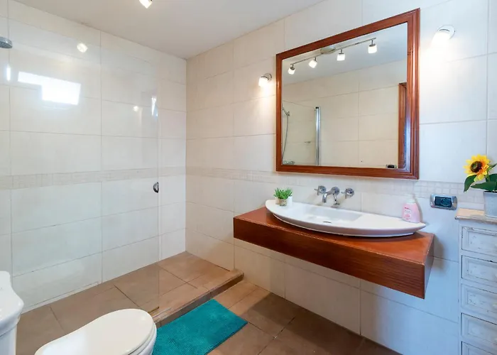 Villa Lovely 6 Bedroom Communal Heated Pool
