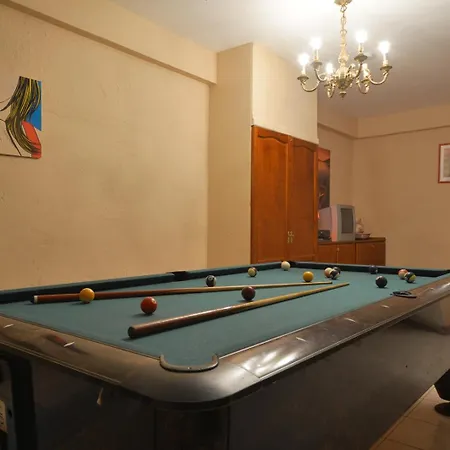 Lovely 6 Bedroom Communal Heated Pool *