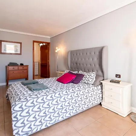 Lovely 6 Bedroom Communal Heated Pool * Playa de las Americas (Tenerife)