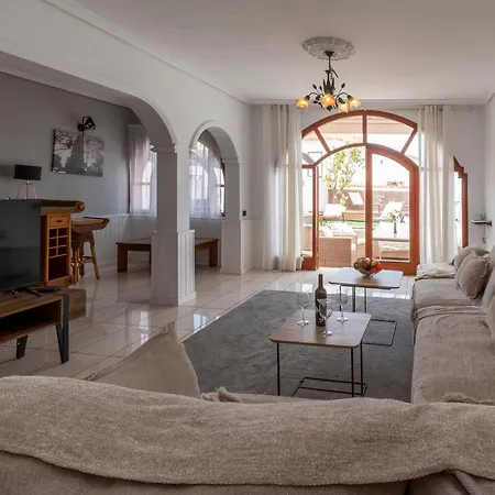 Tricia Lovely 6 Bedroom Communal Heated Pool *