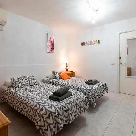 Villa Lovely 6 Bedroom Communal Heated Pool *